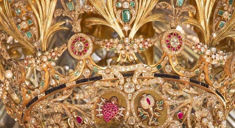 Detalle de la corona de la Virgen de las Angustias, realizada por la familia Marabini en Madrid en 1913