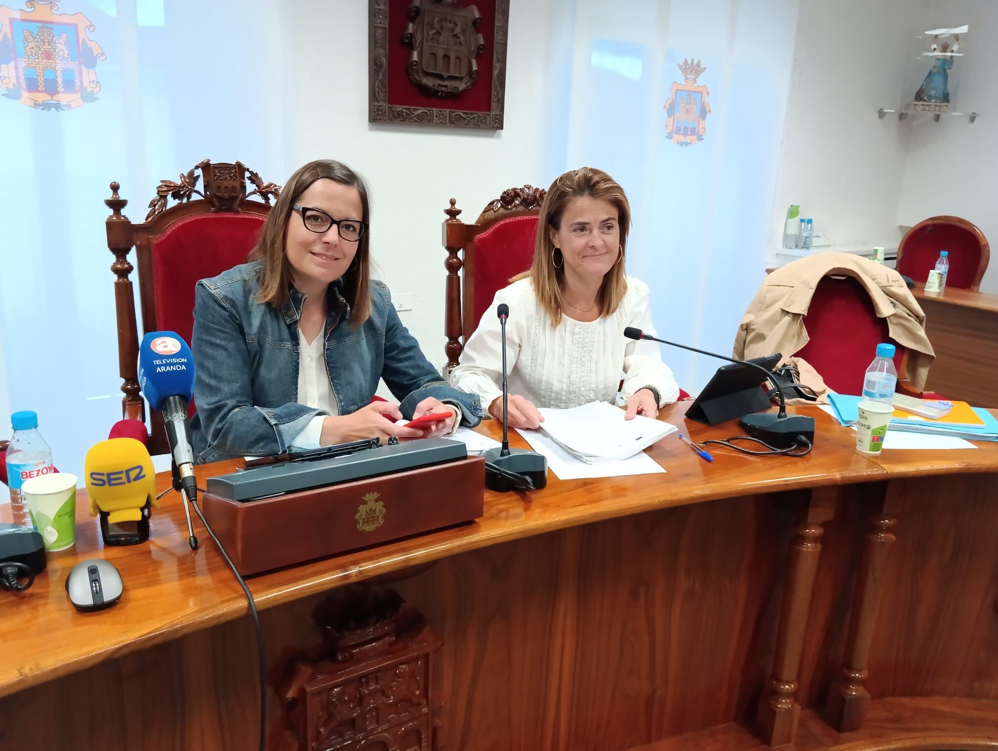 Olga Maderuelo (Izq), presentaba las novedades del mercadillo acompañada de la portavoz de la Junta de Gobierno Local, Cristina Valderas