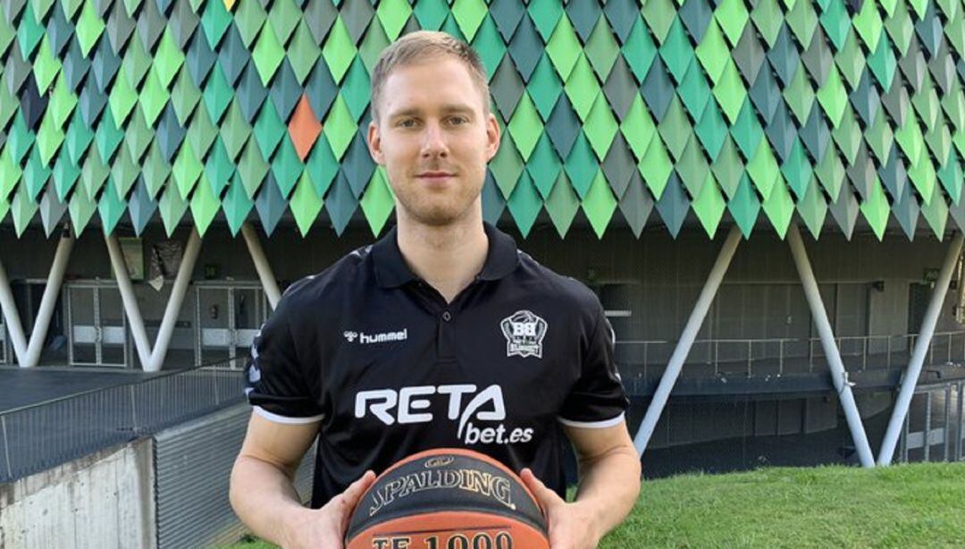 El tirador polaco Jaroslaw Zyskowski, junto al Bilbao Arena