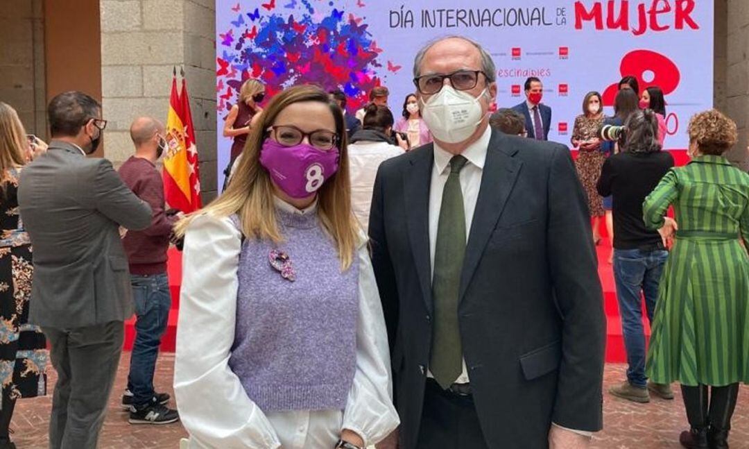 La diputada pinteña Lorena Morales (i) junto al candidato socialista Angel Gabilondo en un acto en la Real Casa de Correos el pasado 8 de marzo.