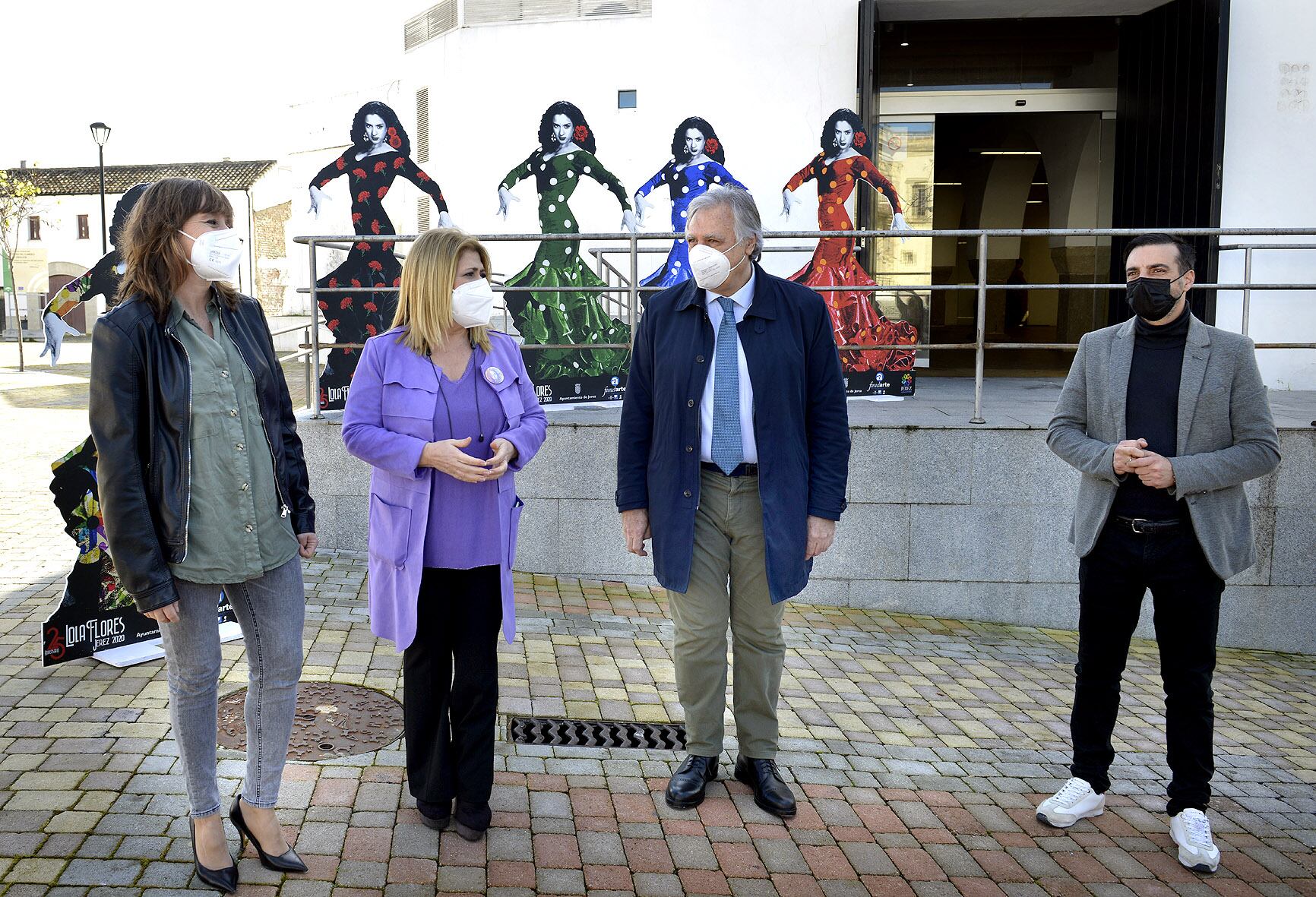 La alcaldesa y delegados municipales a las puertas del Museo de Lola Flores