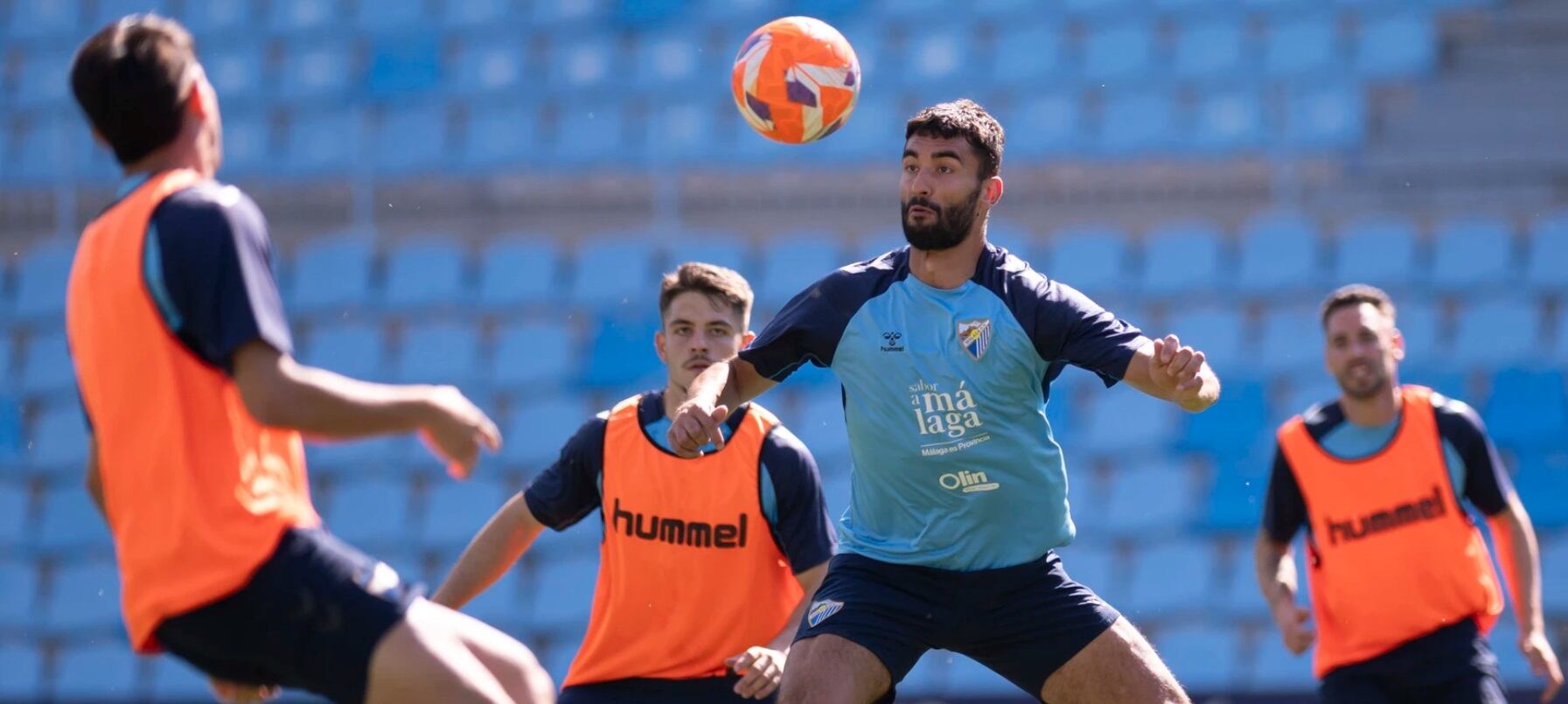 Einar Galilea cabecea el balón en el entrenamiento del miércoles