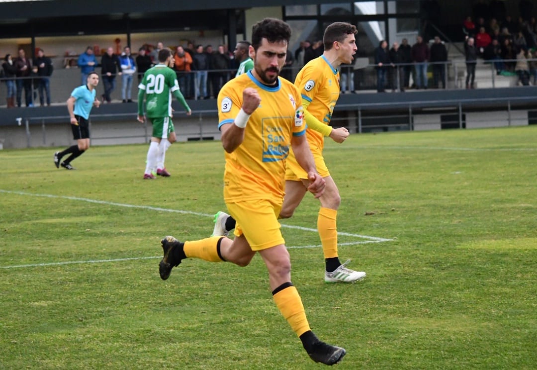 Hugo Sanmartín celebra el gol que abría el marcador para el Compos en As Somozas