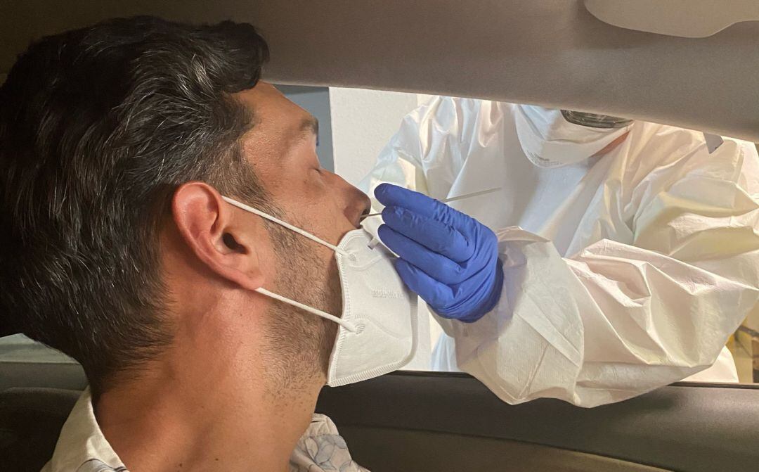 Archivo - Un sanitario hace un PCR