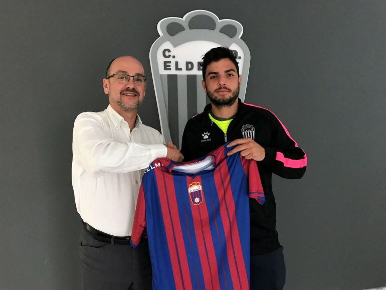 Mario Uclés (D) con el presidente del Eldense, José María Roig, tras firmar su contrato