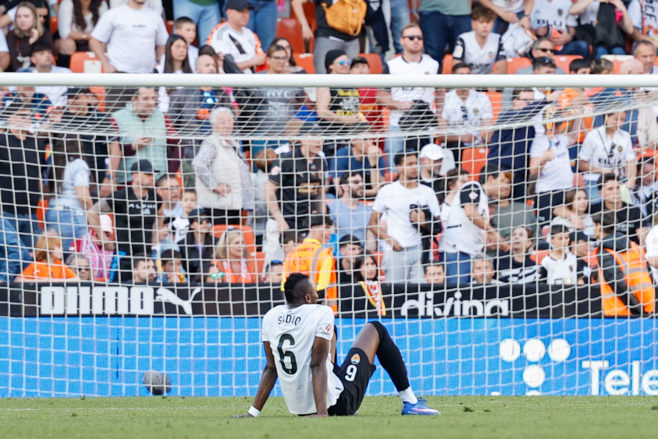 VALENCIA, 05/04/2026.- El delantero del Valencia Umar Sadiq al término del partido de la jornada 30 de LaLiga EA Sports entre Valencia CF y Celta de Vigo, este domingo en el estadio de Mestalla, en Valencia. EFE/ Ana Escobar