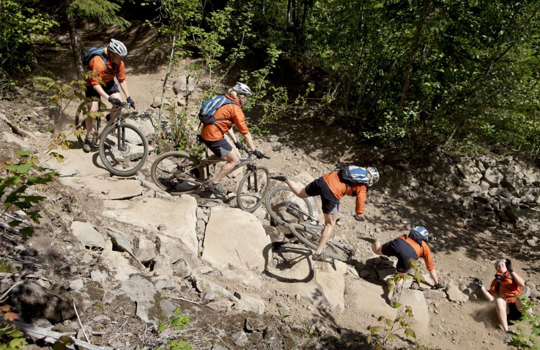 Accidente múltiple mientras se practicaba ciclismo de montaña en una sola pista muy boscosa