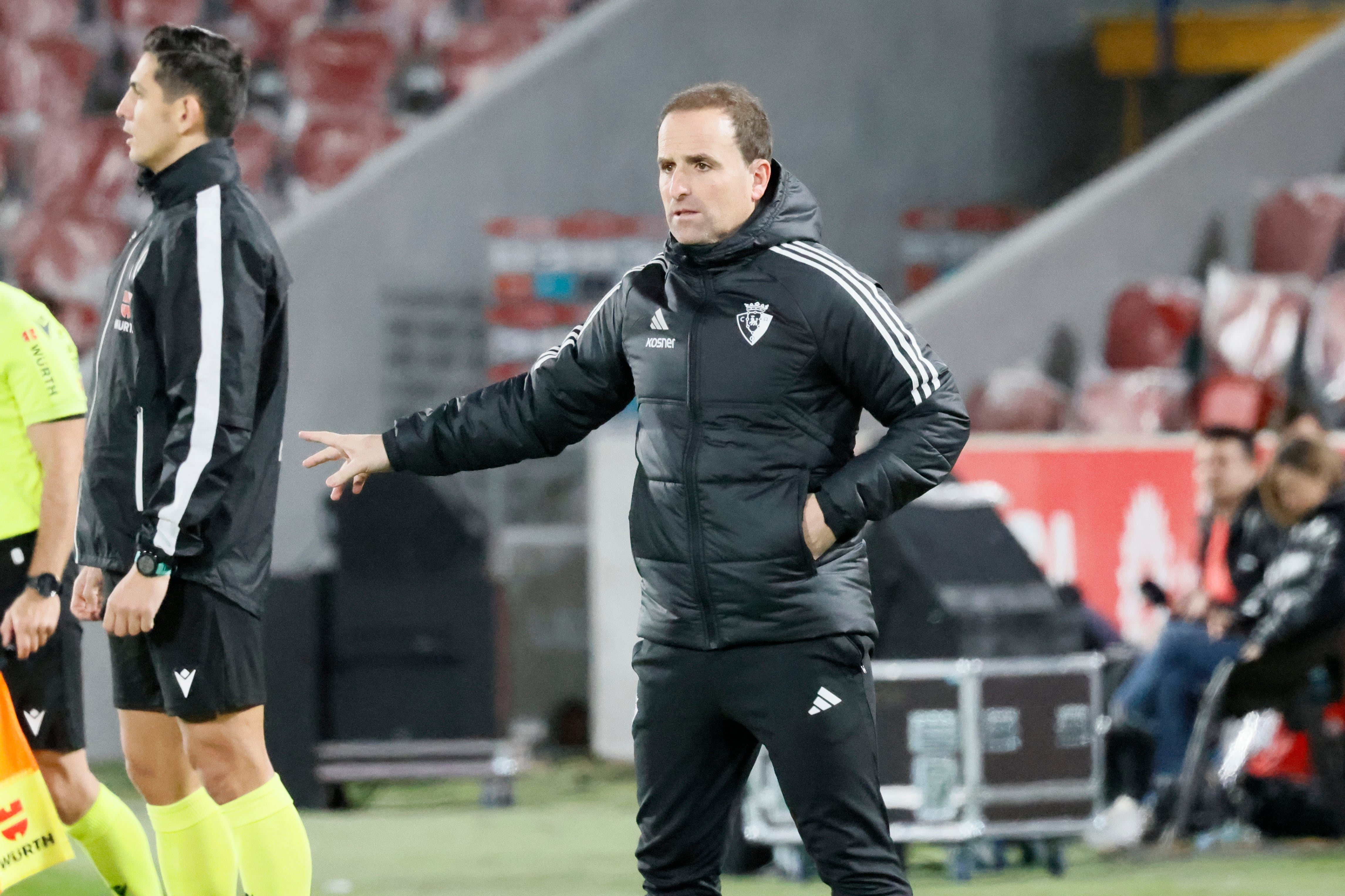 PALMA DE MALLORCA, 21/12/2023.- El entrenador del Osasuna, Jagoba Arrasate, durante el encuentro de la jornada 18 de LaLiga entre el RCD Mallorca y el CA Osasuna, este jueves en el Estadio de Son Moix, en Mallorca. EFE/ Cati Cladera
