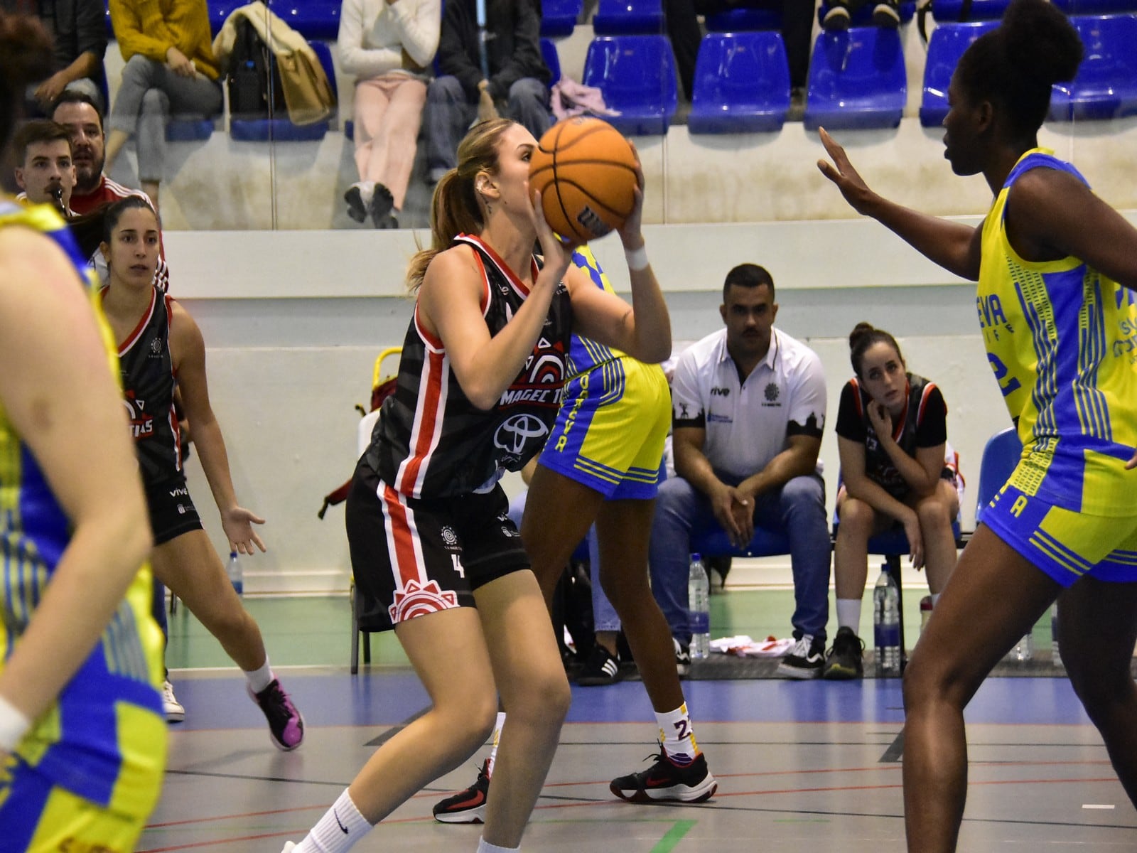 El Magec Tías Lanzarote protagoniza una épica remontada ante el Picken Claret (60-62).