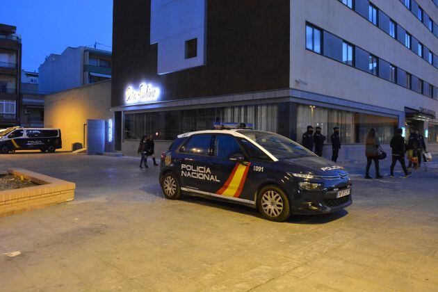 Al menos diez agentes de la Policía Nacional han acudido al acto de Vox Elda para evitar incidentes