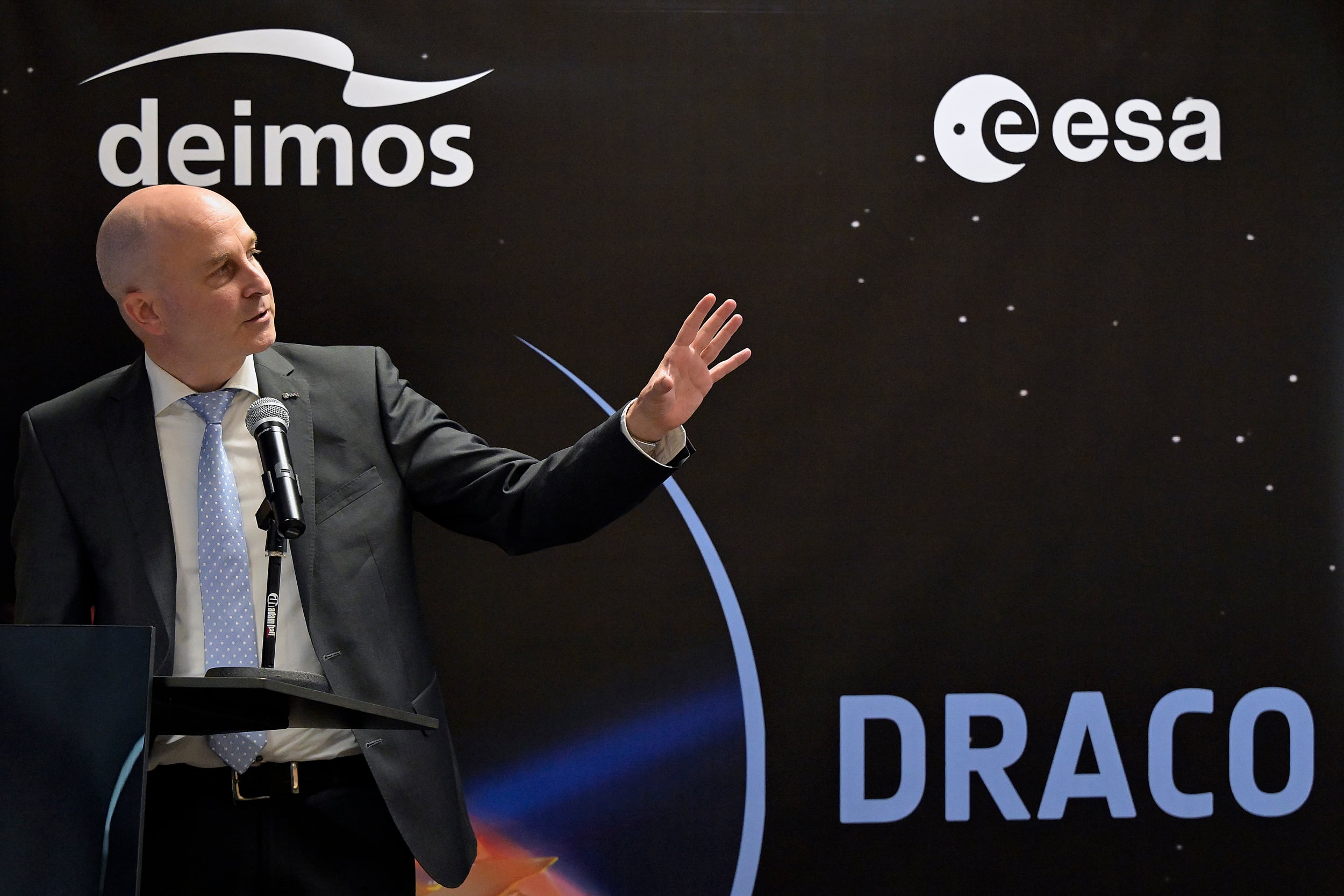 PUERTOLLANO, 24/09/2024.- El jefe del Programa de Seguridad Espacial de la ESA, Holger Krag, interviene durante el acto de firma entre la Agencia Espacial Española, el Programa de Seguridad Espacial de la ESA y Deimos Space para liderar el desarrollo de la misión DRACO (Destructive Re-entry Assessment Container Object) este martes en Puertollano (Ciudad Real). La empresa Deimos Space ha firmado un contrato con la Agencia Espacial Europea (ESA) por valor de 17 millones de euros para desarrollar en Puertollano la misión DRACO, que investiga cómo conseguir que los satélites lanzados al espacio se desintegren al reentrar en la atmósfera terrestre, evitando generar basura espacial. EFE/ Jesus Monroy
