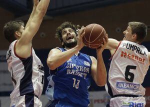 Los jugadores del Rio Natura Maxi Kleber (i) Pavel Pumprla (d) defienden ante David Doblas (c), del Gipuzkoa Basket, durante el partido de la tercera jornada de la Liga ACB disputado esta mañana en el pabellón multiúsos de Sar, en SantiagoEFE /Lavandeira jr