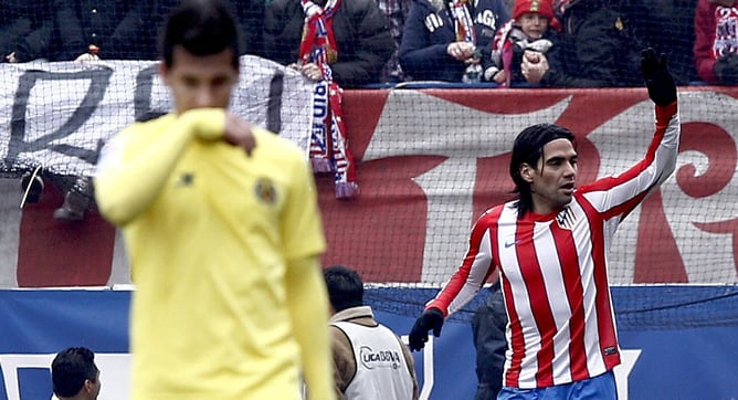 El delantero colombiano del Atlético de Madrid, Radamel Falcao (al fondo), celebra el gol que marcó al Villarreal durante el partido correspondiente a la decimonovena jornada del Campeonato Nacional de Liga de Primera División que disputan ambos equipos e