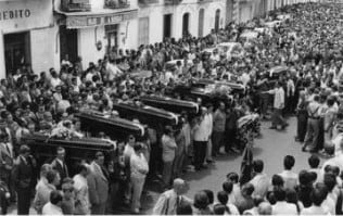 Féretros con los fallecidos en la calle Juan Martín, en el entierro