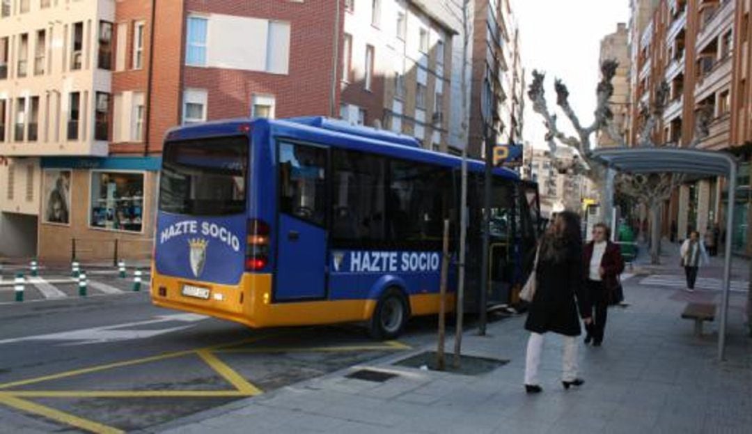 Un autobús urbano en el centro de Tudela