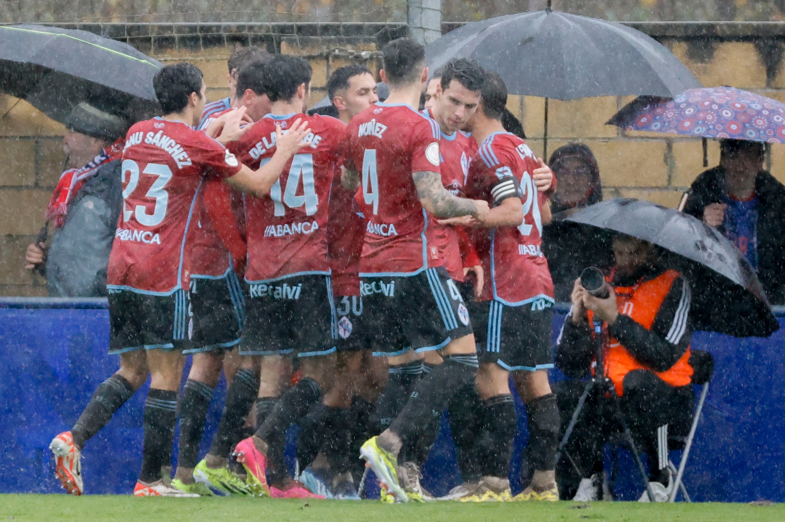 AMOREBIETA-ETXANO (VIZCAYA), 07/01/2024.- Los jugadores del Celta de Vigo celebran un gol de su equipo durante el partido de dieciseisavos de final de la Copa del Rey que disputan Amorebieta y Celta de Vigo este domingo en el Campo Municipal de Urritxe (Amorebieta). EFE/ Luis Tejido
