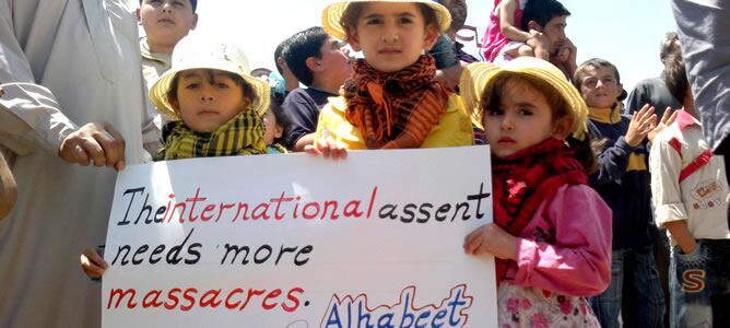 Niños se manifiestan contra el Presidente Al-Assad en Habbeet