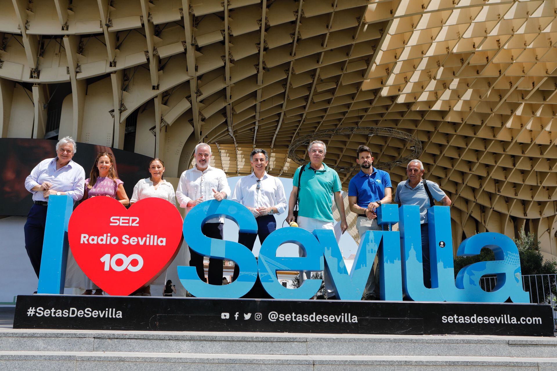 Foto de familia con la felicitación de Las Setas por el centenario de Radio Sevill