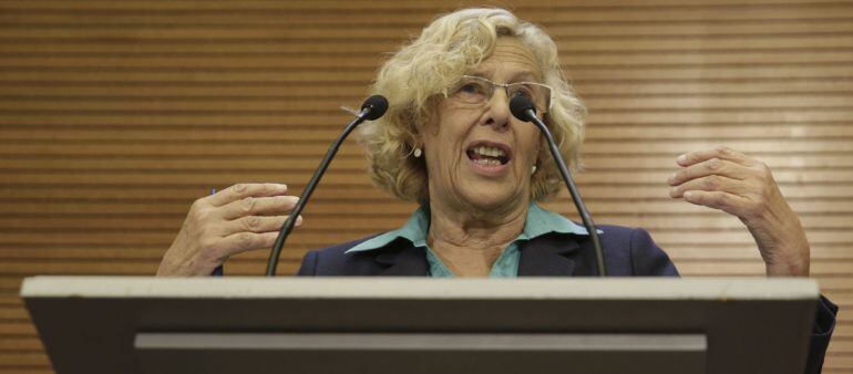 GRA097. MADRID, 17/09/2015.- La alcaldesa de Madrid, Manuela Carmena, durante la rueda de prensa ofrecida hoy en el Ayuntamiento de la capital para hacer balance de los primeros cien días de Gobierno, en un acto en el que ha estado acompañada por todos los concejales de su equipo. EFE/Zipi