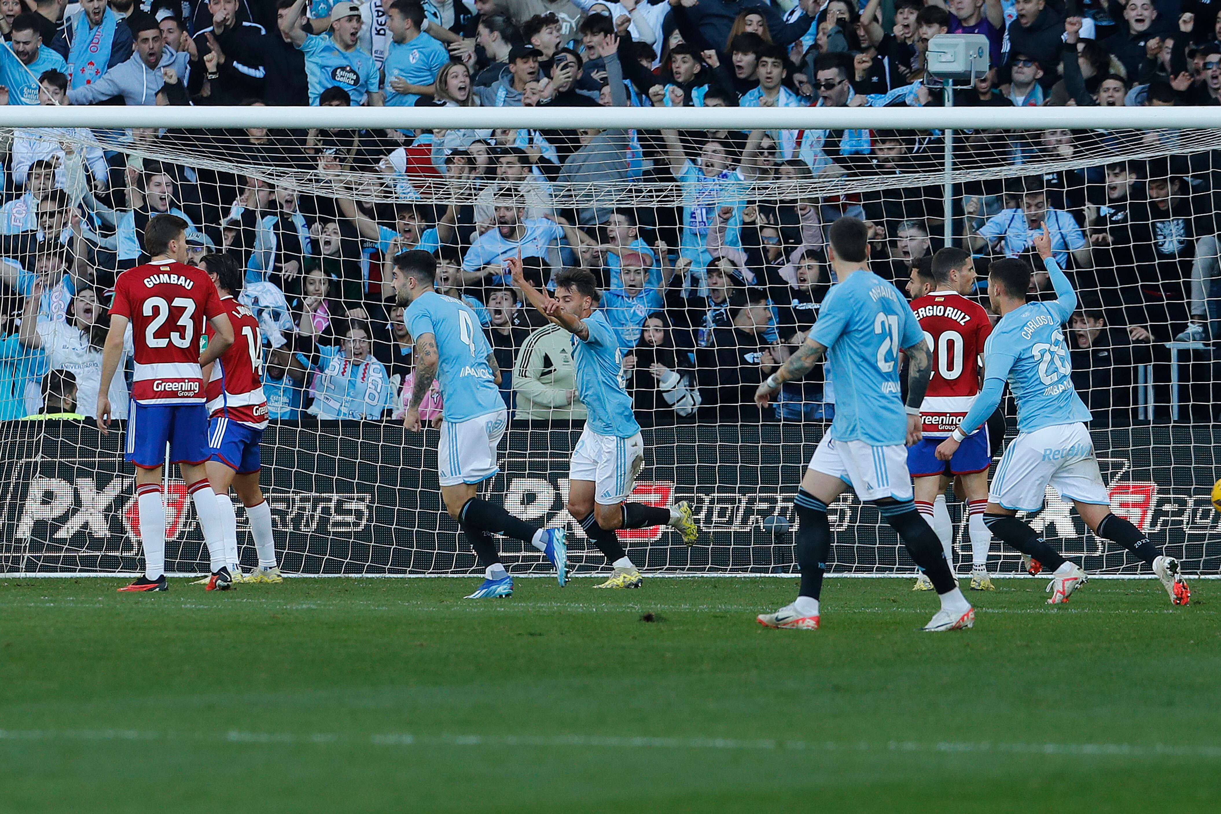 GRAF3420. PONTEVEDRA, 16/12/2023.- Los jugadores del Celta celebran un gol al Granada, durante el partido de Primera División que enfrentó a ambos equipos este sábado en el estadio de Balaídos. EFE / Salvador Sas
