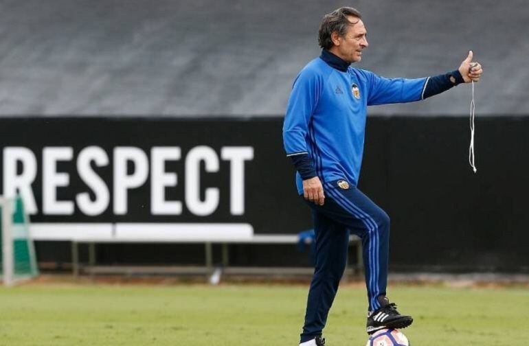 Cesare Prandelli dirige el entrenamiento