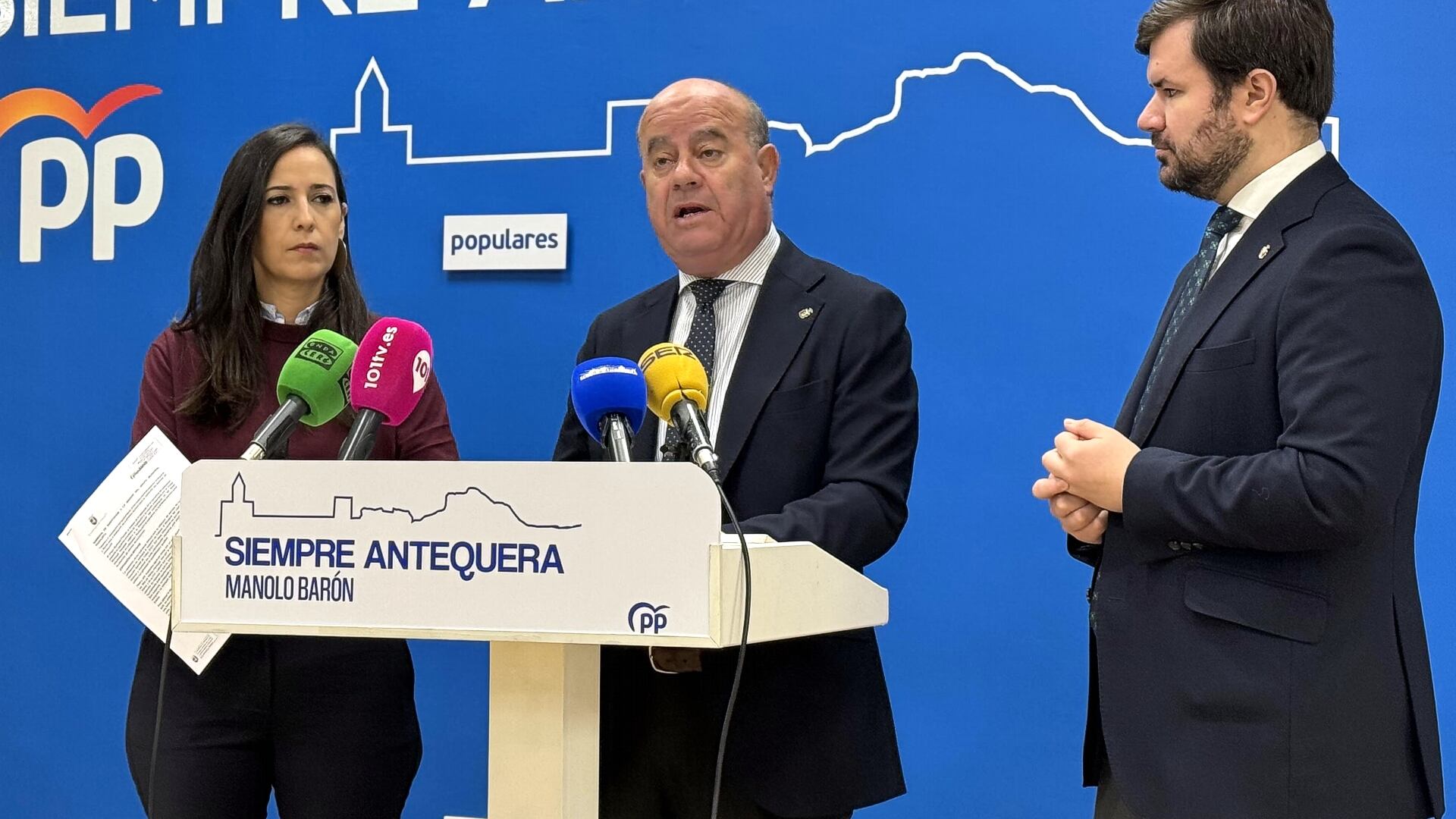 Manuel Barón junto a Ana Cebrián y Antonio García Mendoza en rueda de prensa en la sede del PP de Antequera