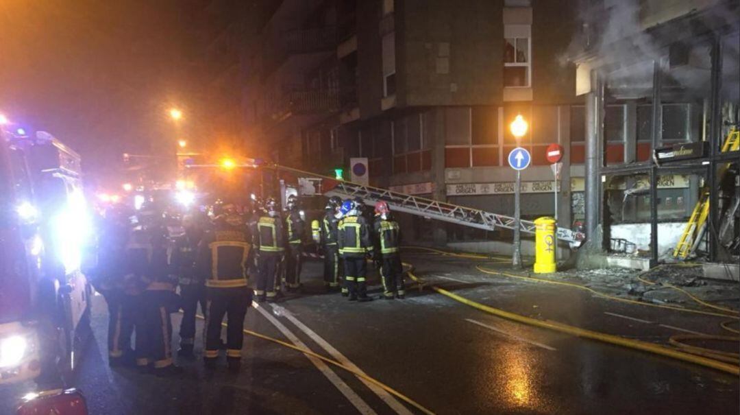 Un hombre de 77 años ha muerto este sábado de madrugada en el incendio de su piso, en la calle Sants 131 de Barcelona, donde el fuego se declaró en el comedor y donde los Bomberos de Barcelona encontraron el cadáver