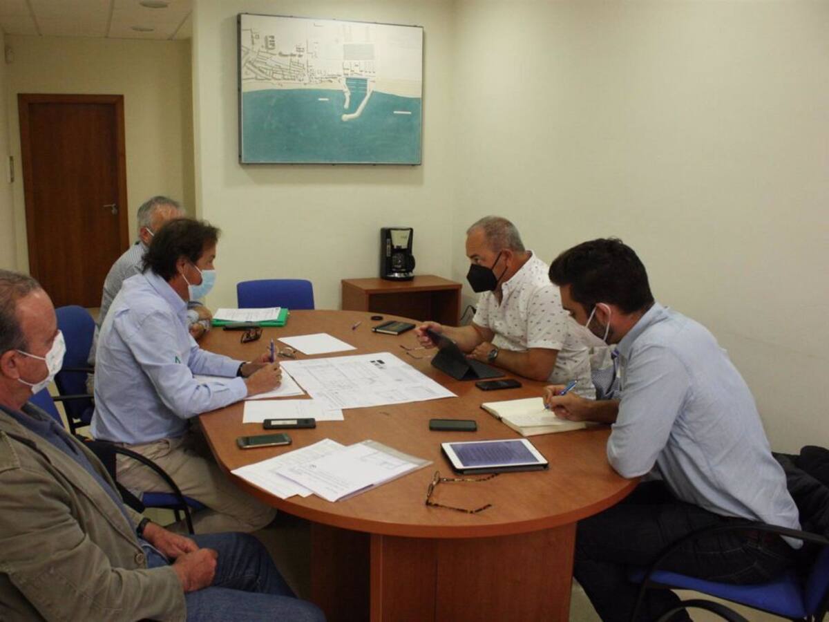 La Junta informa a la gestora de productos pesqueros de La Atunara de las mejoras en la lonja en La Línea