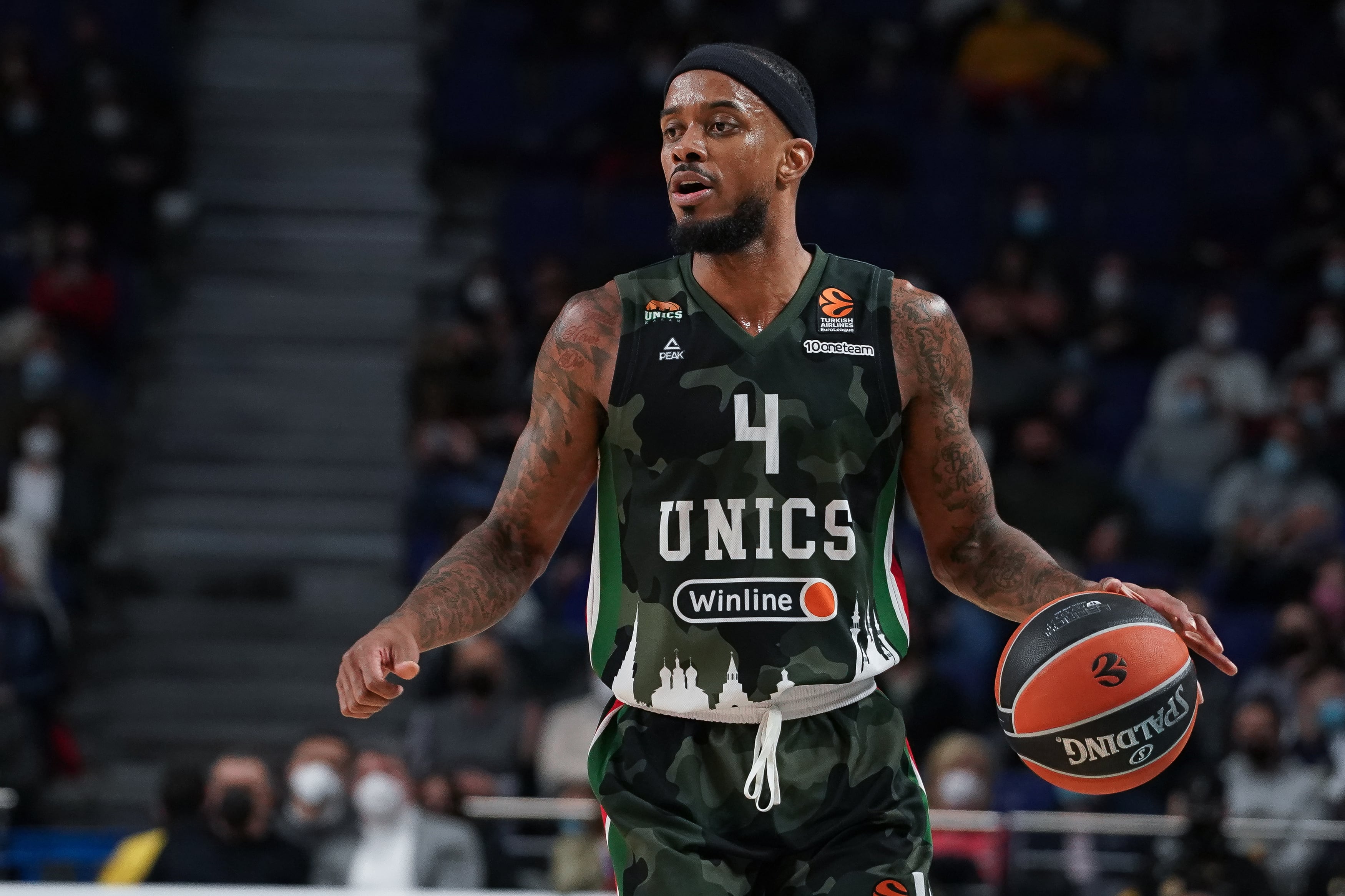 Lorenzo Brown, durante un encuentro ante el Real Madrid con el UNICS Kazan.