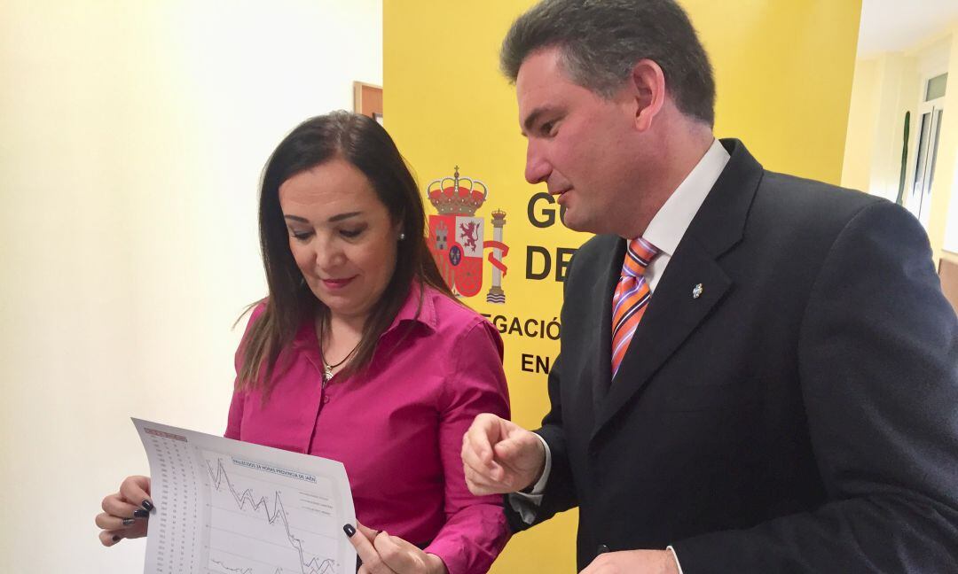 La subdelegada del gobierno, Catalina Madueño, y el Jefe Provincial de Tráfico, Juan Diego Ramírez, con algunos de los datos de siniestralidad en carreteras disponibles 