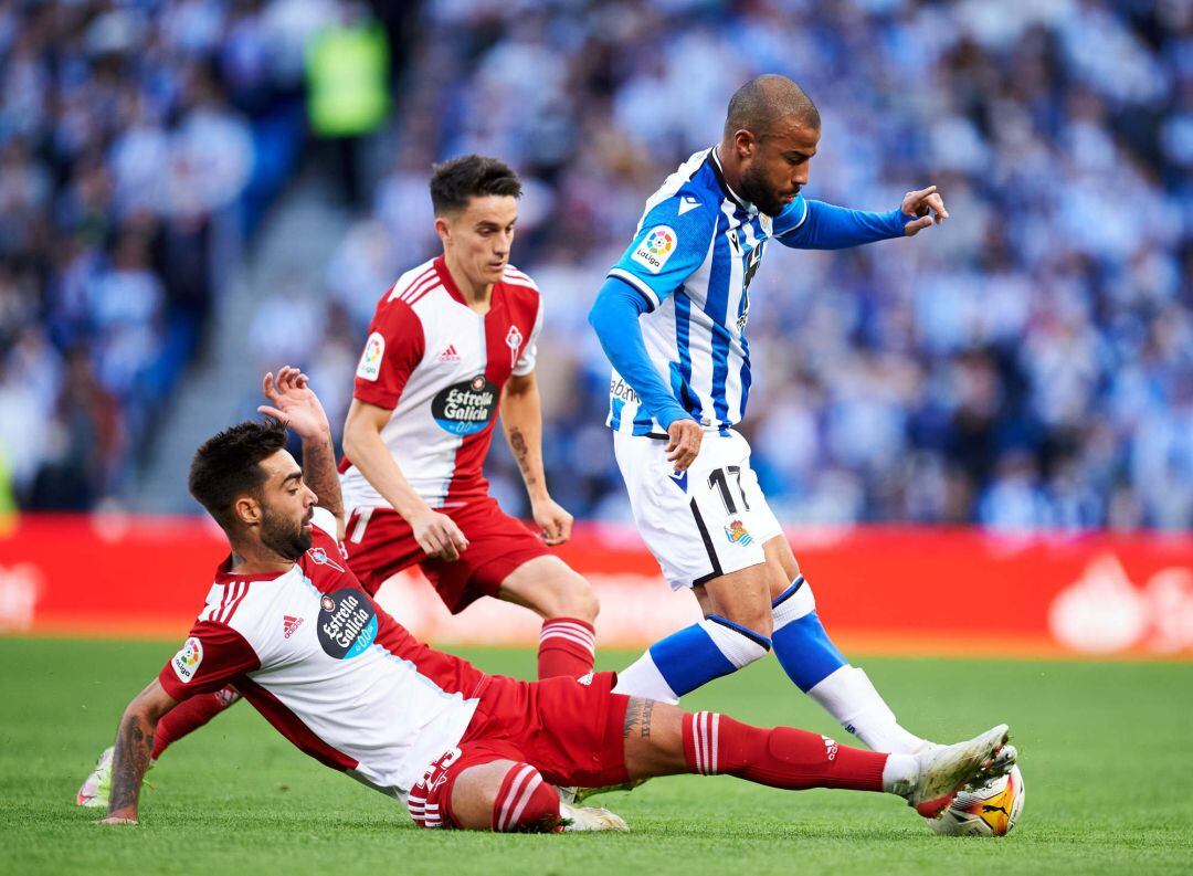 Brais Méndez y Franco Cervi ante Rafinha durante el encuentro de Anoeta