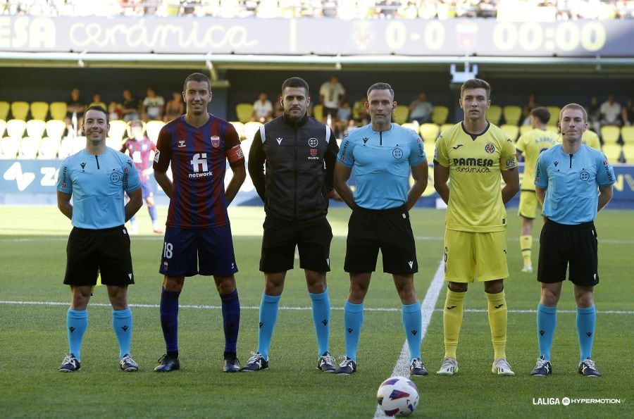 El colegiado Orellana Cid arbitrando el Villarreal B - Eldense de la jornada 2 de esta temporada en La Liga Hypermotion