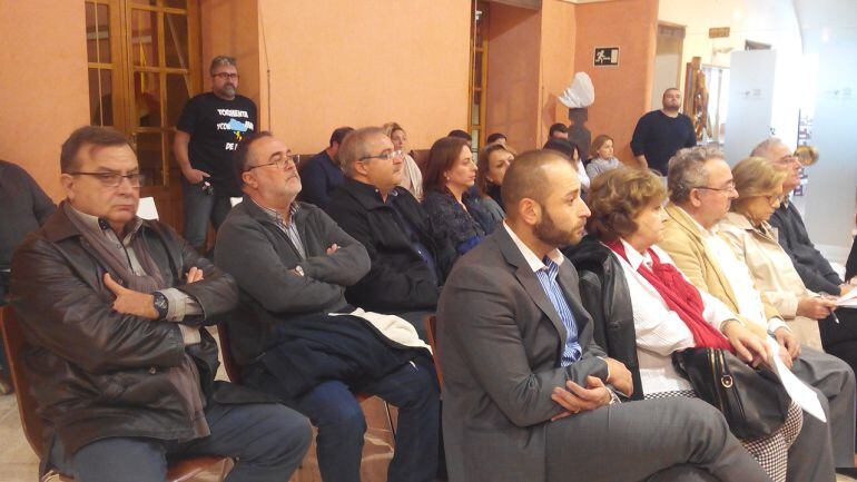 Representantes de las Asociaciones de Promotores Turísticos y de Constructores y Empresas Afines de Dénia, y del Cercle Empresarial de la Marina Alta, en el pleno de noviembre.