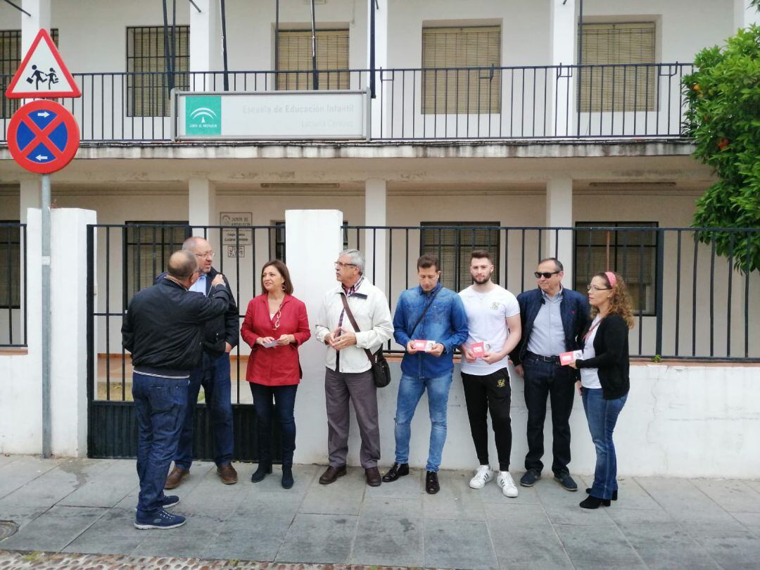 La acaldesa, candidatos y vecinos, junto al antiguo colegio Luciana Centeno.