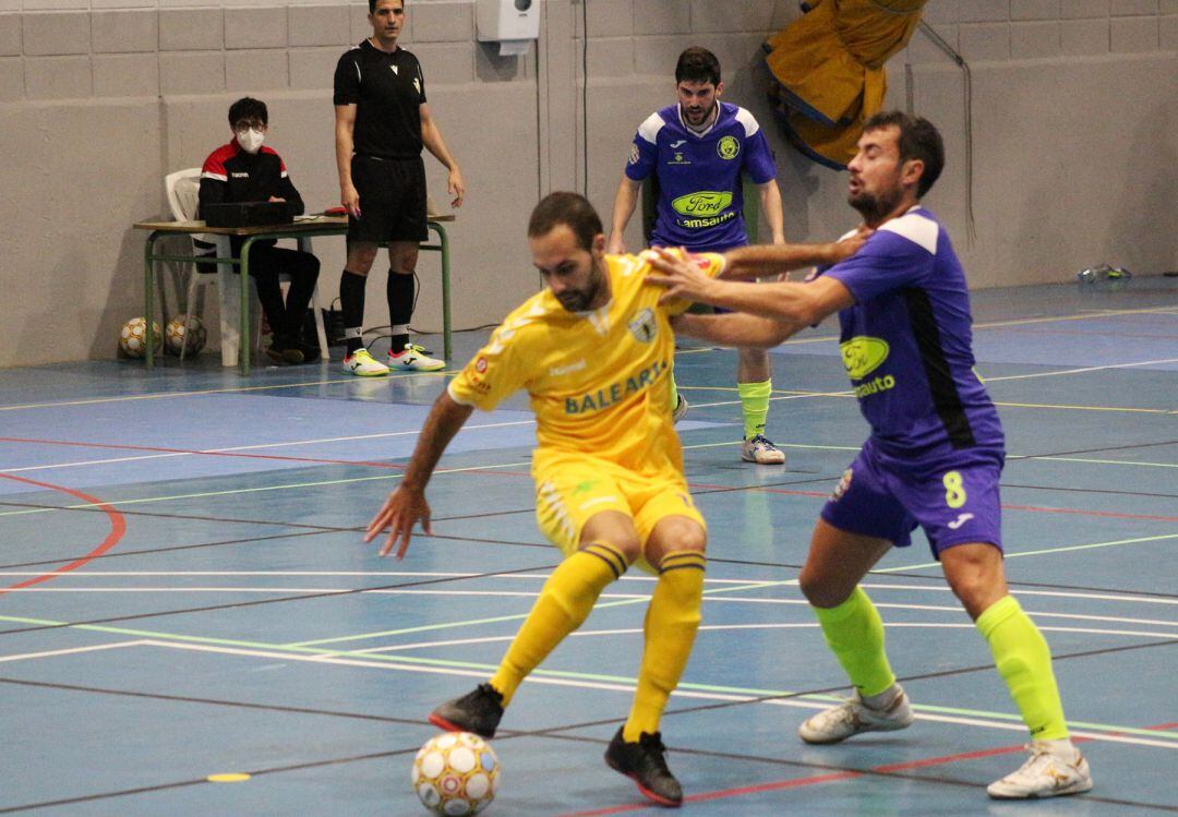 Juanjo pisando el balón ante un rival.