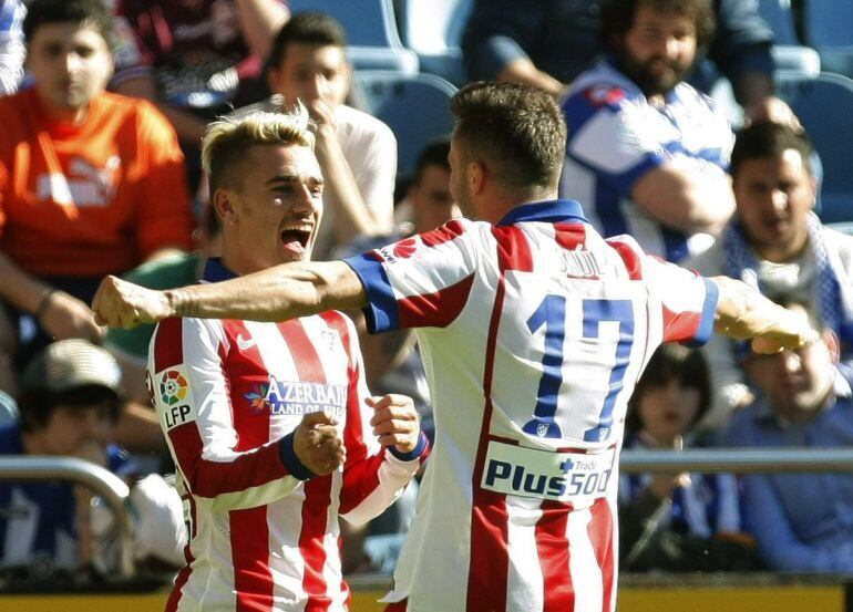 Antoine Griezmann celebra con su compañero Saúl Níguez el gol que ha marcado ante el Deportivo