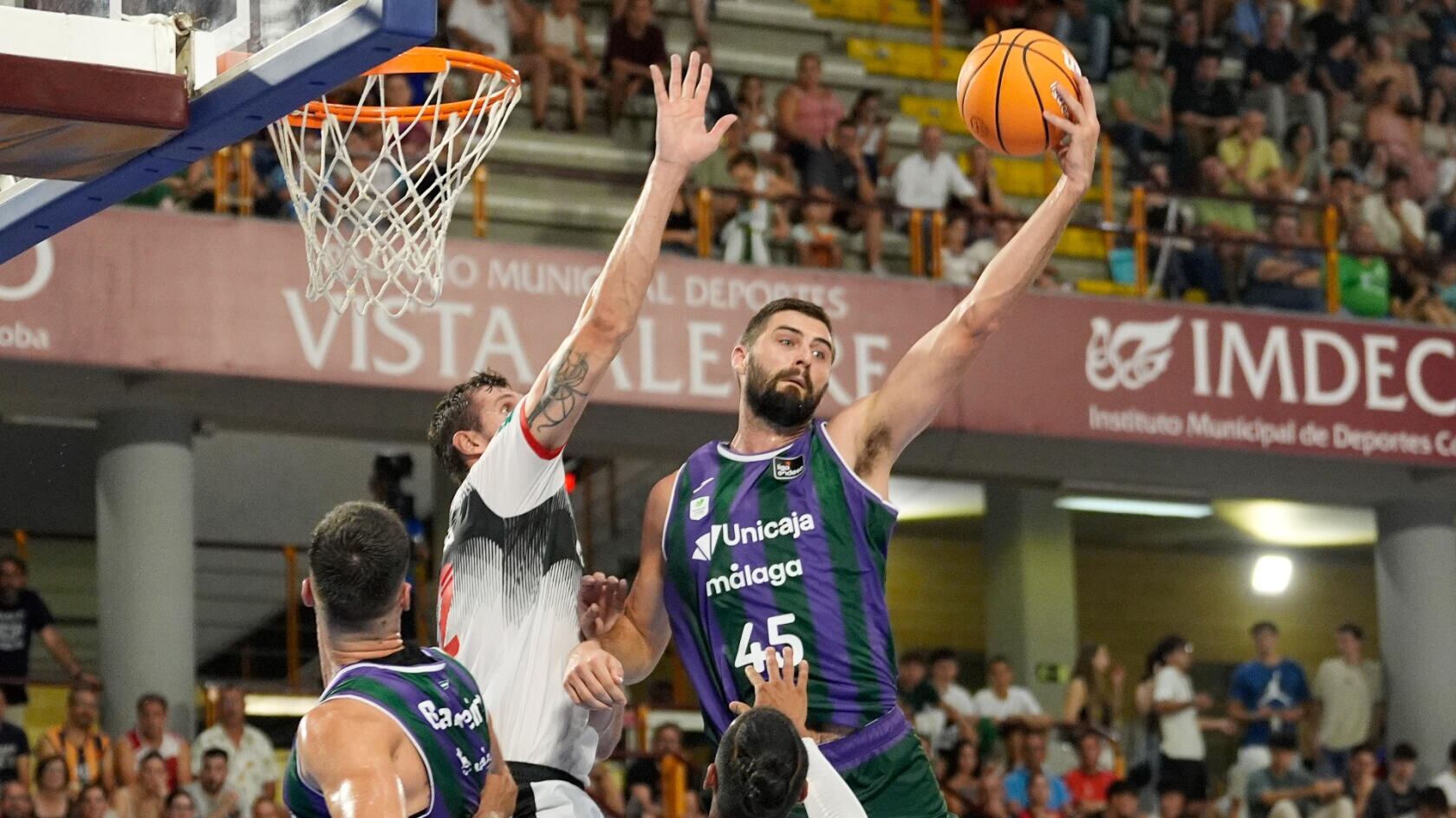 David Kravish, en una acción ante Rubén Guerrero, en la edición 2024 de la Copa de Andalucía