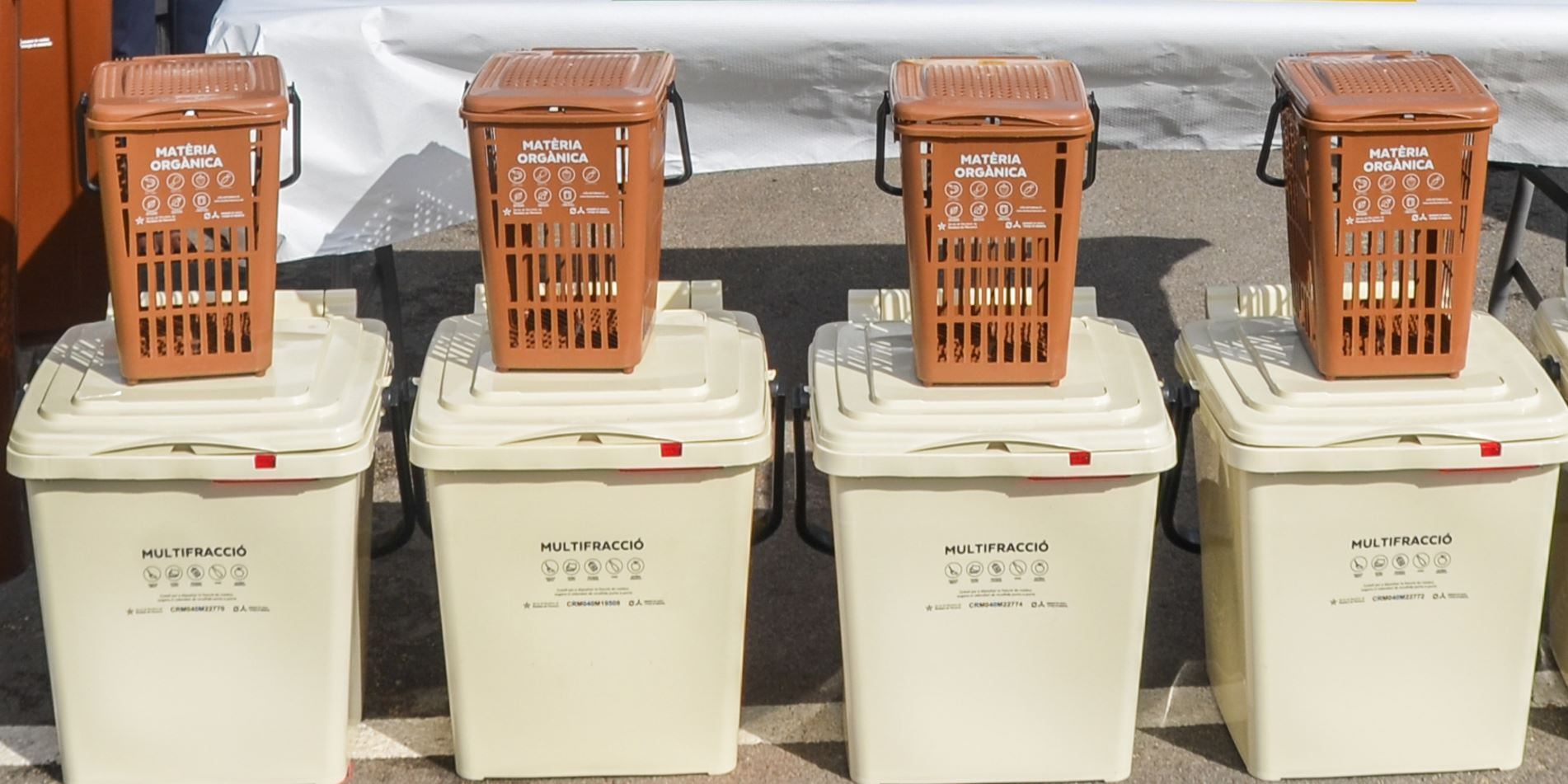 Contenidors preparats per a la recollida porta a porta