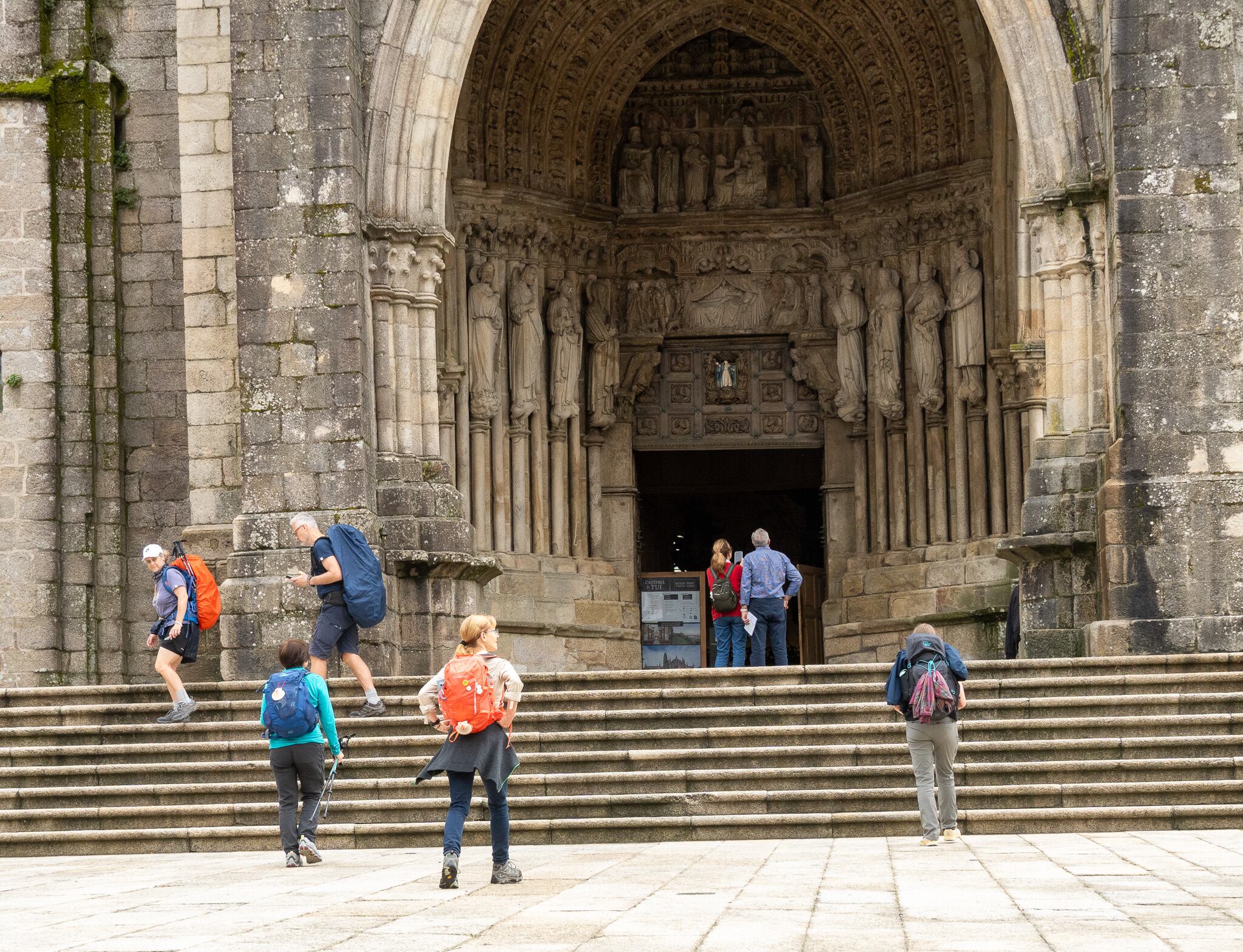 Peregrinos visitando la catedral de Tui