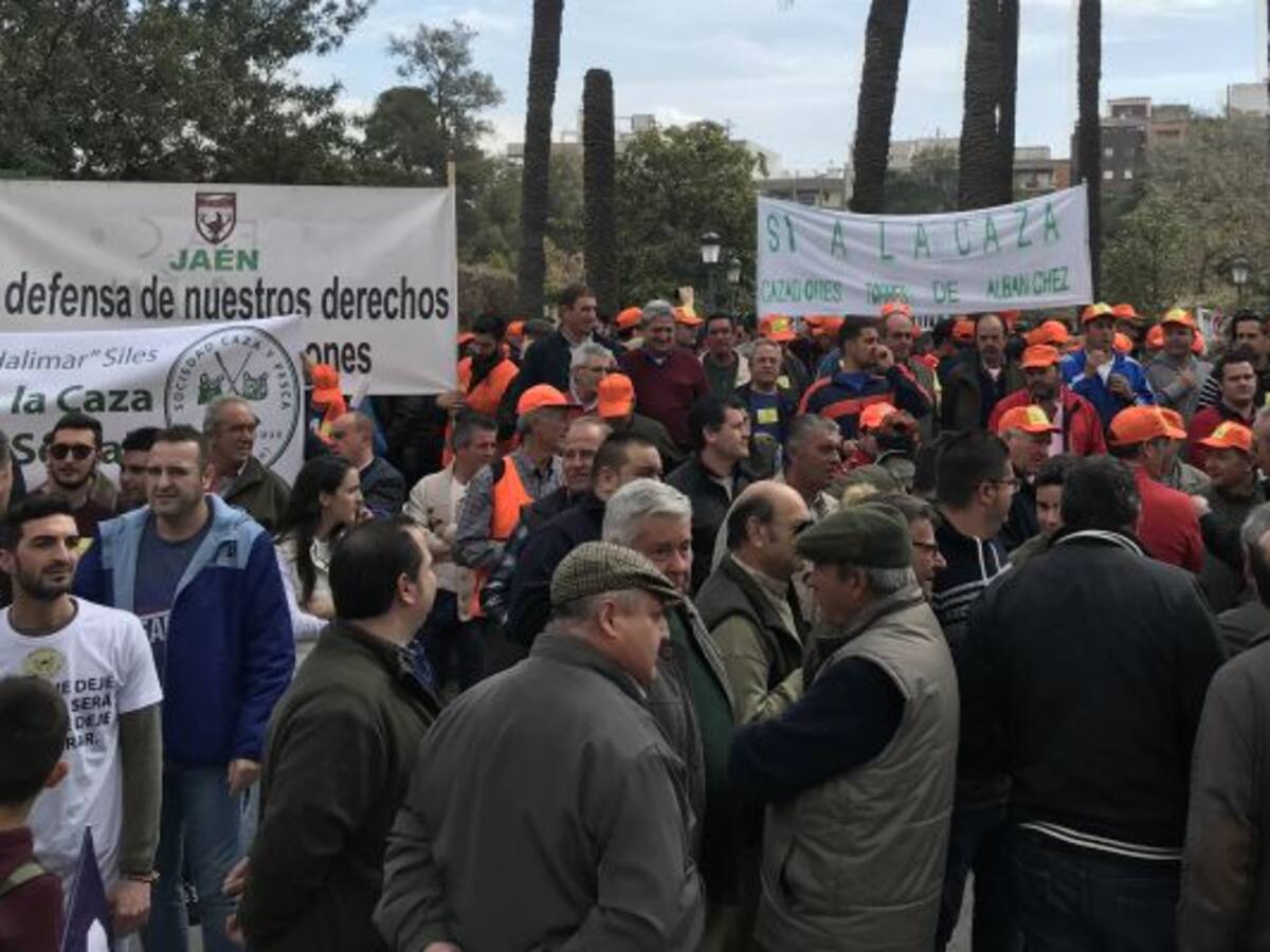 La capital se suma a las concentraciones de apoyo a la caza