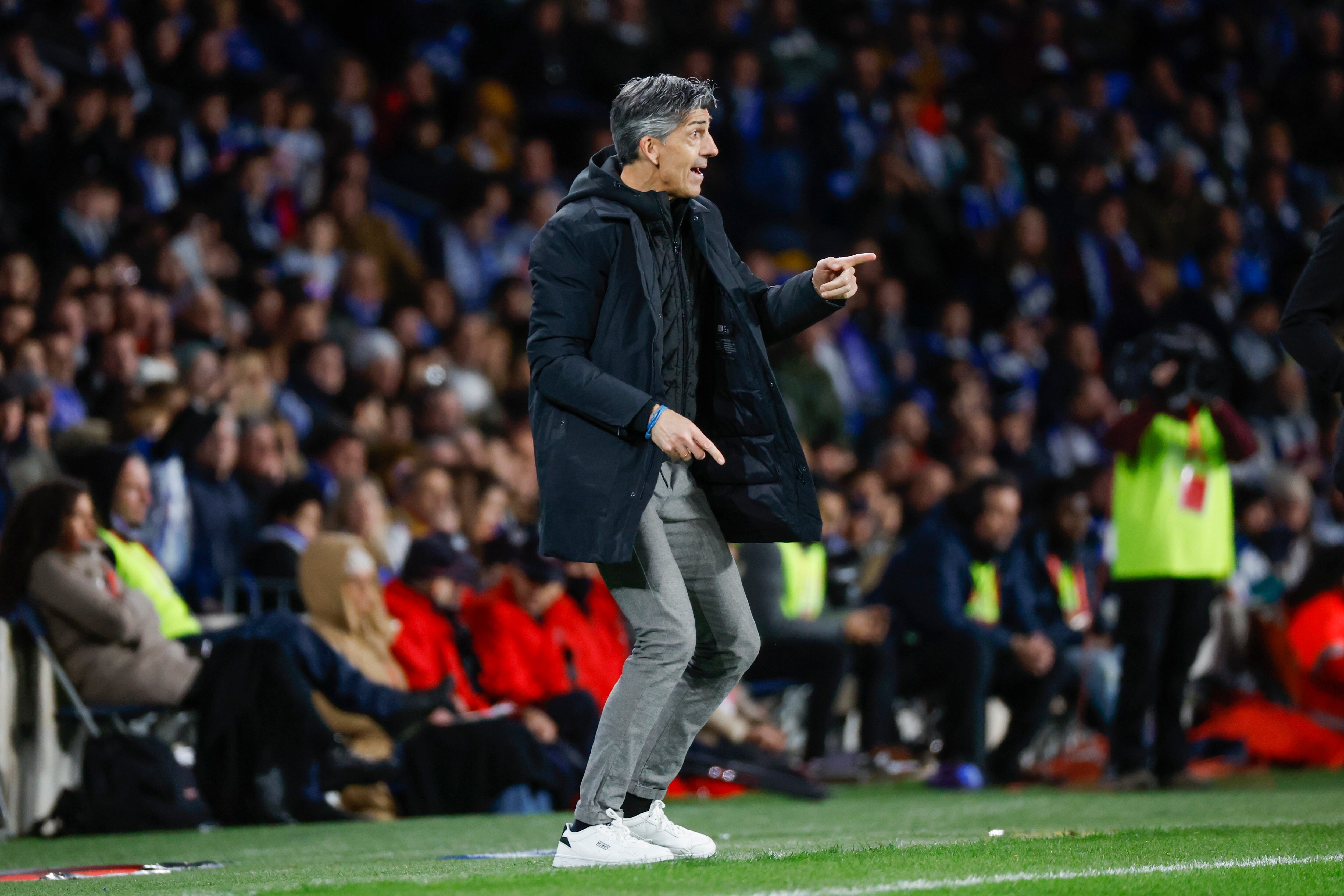 SAN SEBASTIÁN, 27/02/2024.- El entrenador de la Real Sociedad, Imanol Alguacil, durante el partido de vuelta de las semifinales de la Copa del Rey que Real Sociedad y RCD Mallorca disputan este martes en el Reale Arena, en San Sebastián. EFE/Javier Etxezarreta
