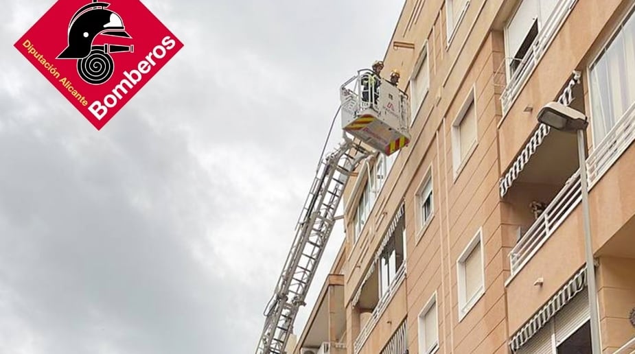 Los bomberos del Consorcio Provincial intervienen en el saneamiento de una fachada en Guardamar del Segura. Foto: CPBA