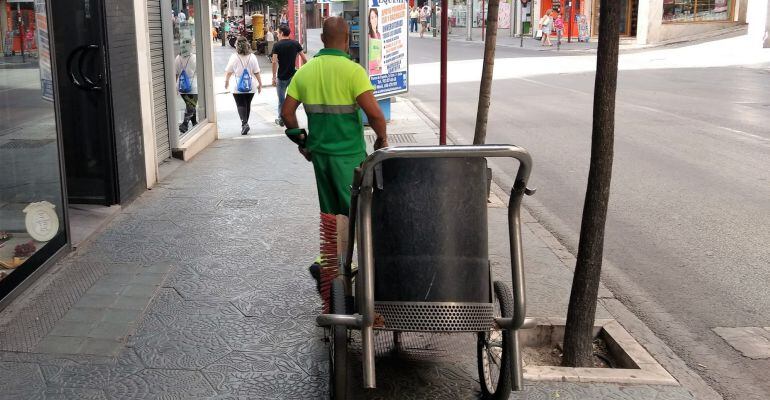 Un trabajador de la recogida de basura en las calles de la capital.