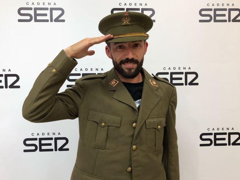 Morales, haciendo el saludo militar con el traje del Ejército de Tierra español