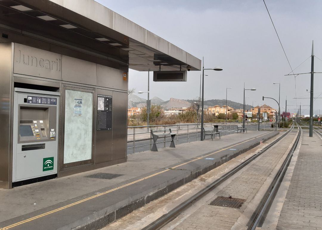 Parada Juncaril del metro de Granada totalmente desierta. Está junto al polígono industrial del mismo nombre
