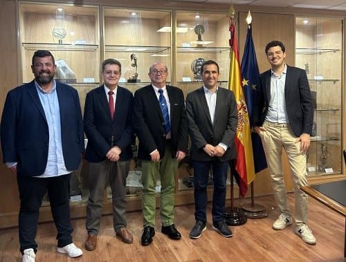 Imatge de la delegació menorquina al Consell Superior d'Esports on van demanar ajudes econòmiques per seguir amb el projecte.
