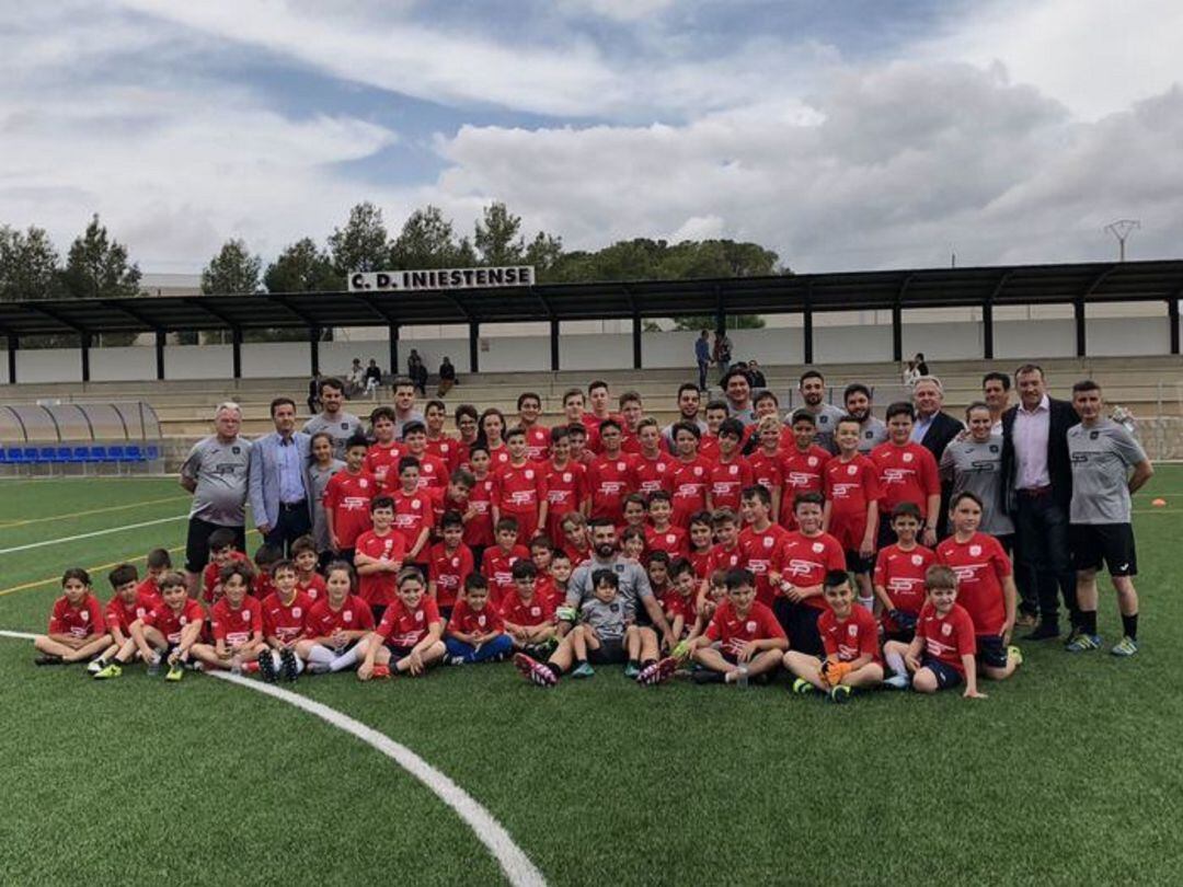 Los niños del campus posan junto a Raúl Albiol 