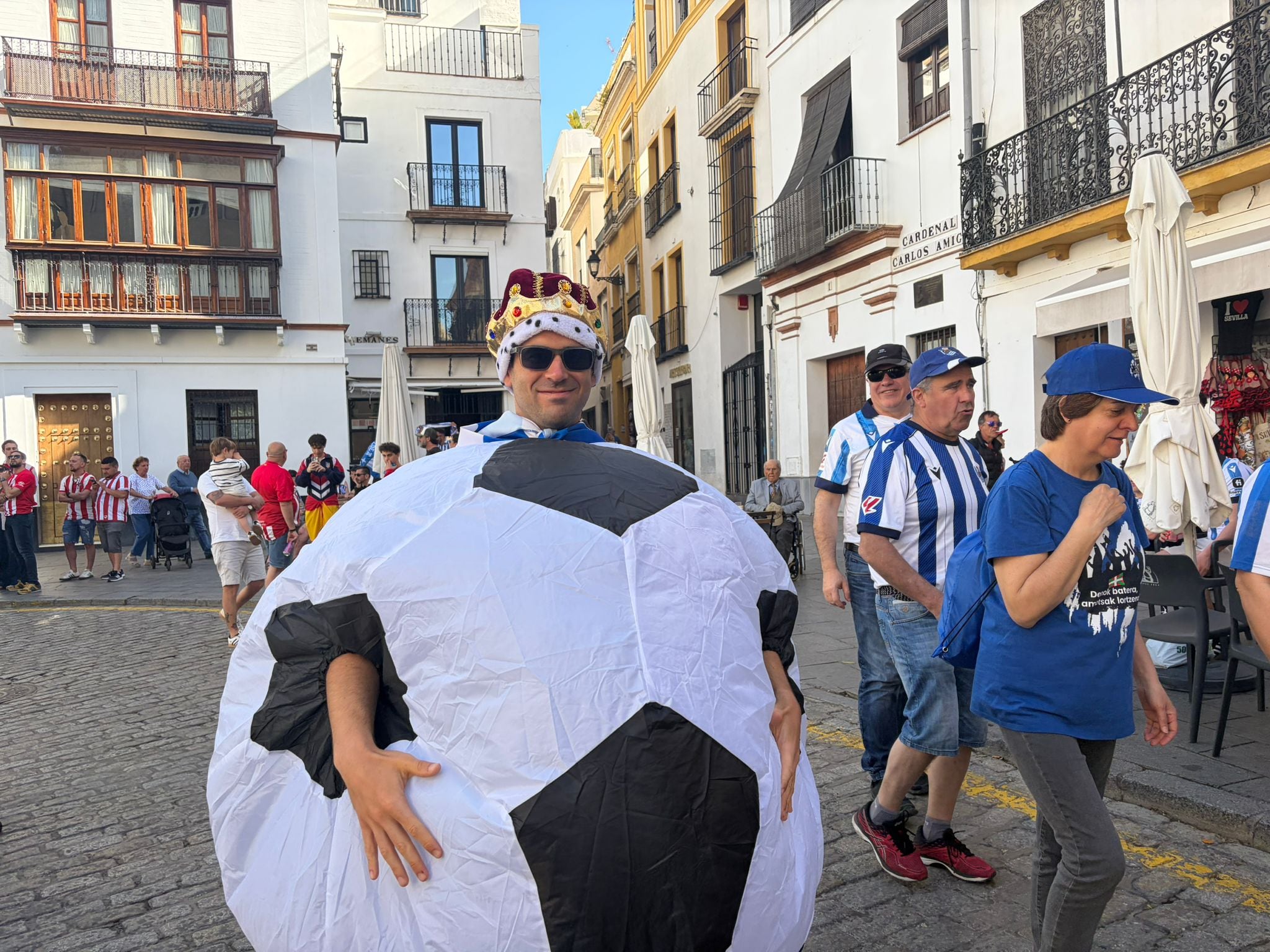 Un aficionado realzale disfrazado de balón.