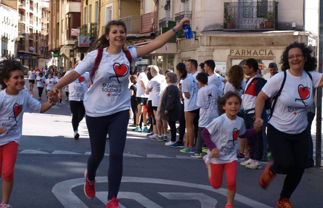 Participantes en la Carrera Solidaria de Cruz Roja Cuenca en 2017.