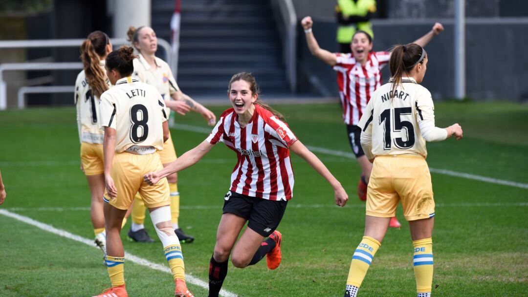 Irene Oguiza celebra uno de los dos goles que marcó ante el RCD Espanyol